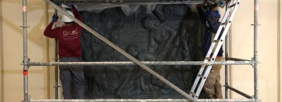 El mural de Soriano-Montagut torna a l’escala principal de l’Ajuntament passat ja a bronze