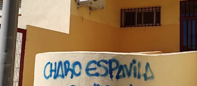Pintadas en la fachada de un colegio de Benicarló
