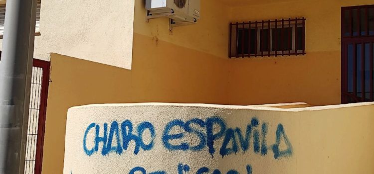 Pintadas en la fachada de un colegio de Benicarló