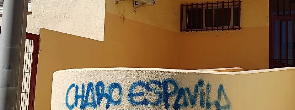 Pintadas en la fachada de un colegio de Benicarló