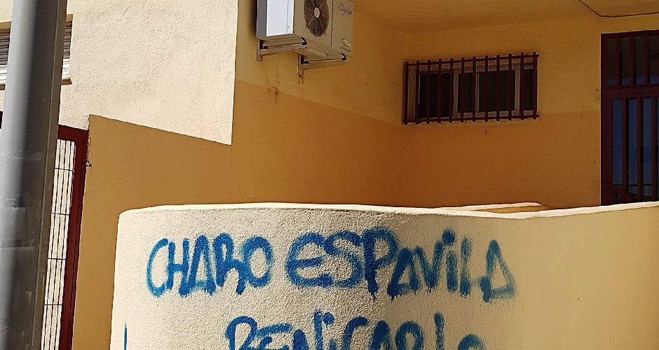 Pintadas en la fachada de un colegio de Benicarló