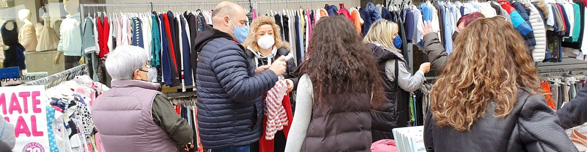 Vídeos i fotos: Botigues al carrer a Vinaròs