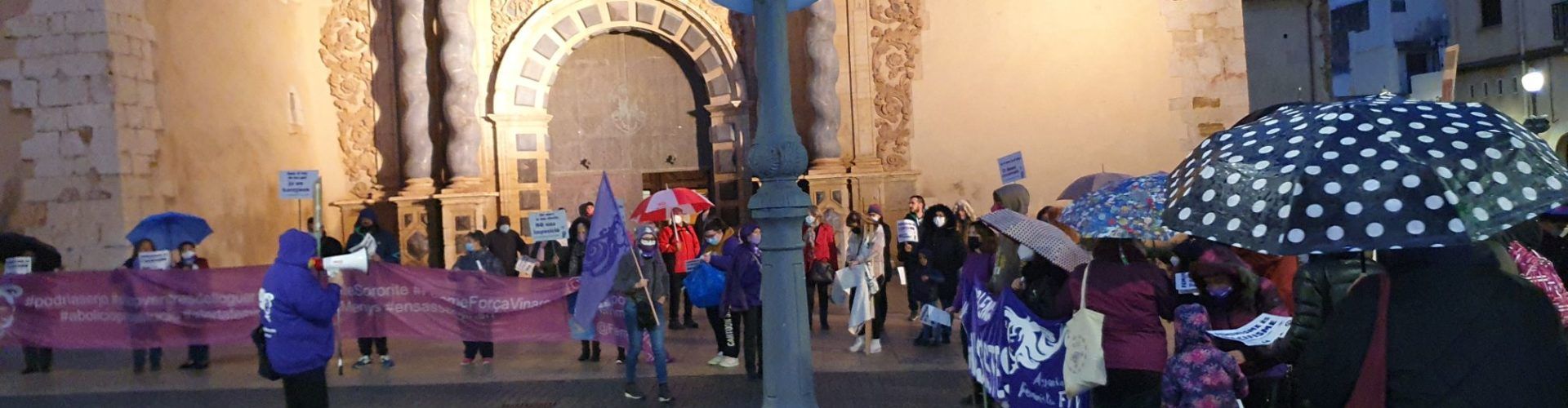 La pluja obliga a reduir la manifestació del Dia de la Dona a Vinaròs