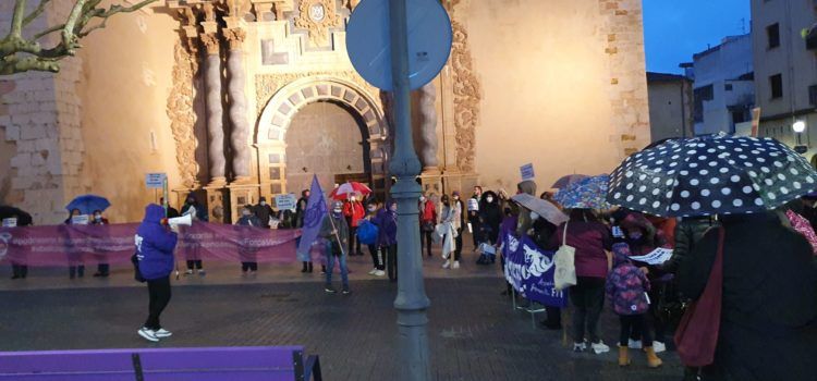 La pluja obliga a reduir la manifestació del Dia de la Dona a Vinaròs