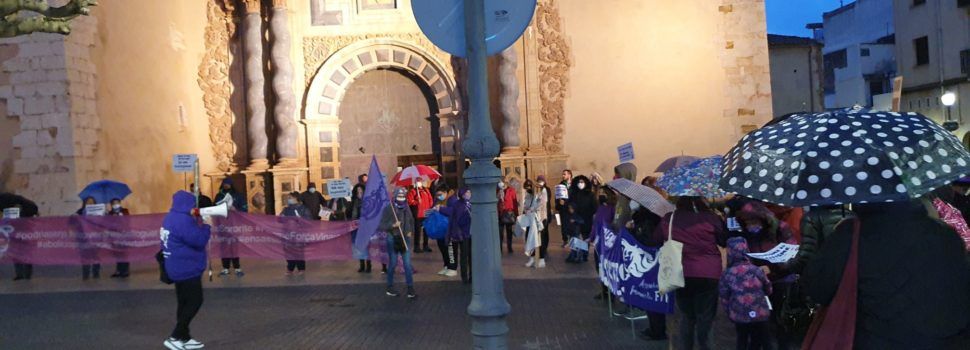 La pluja obliga a reduir la manifestació del Dia de la Dona a Vinaròs