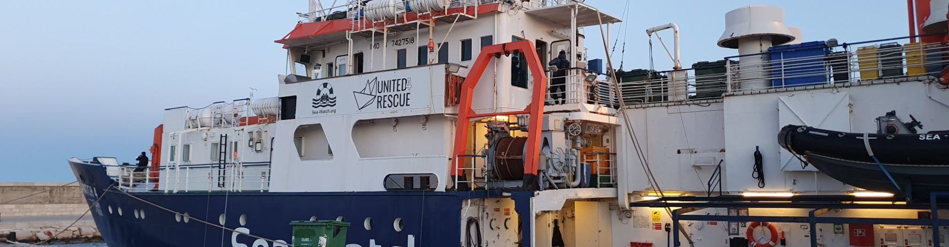 Fotos: el vaixell de rescat Sea Watch 4, atracat a Vinaròs