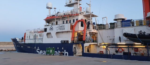 Fotos: el vaixell de rescat Sea Watch 4, atracat a Vinaròs