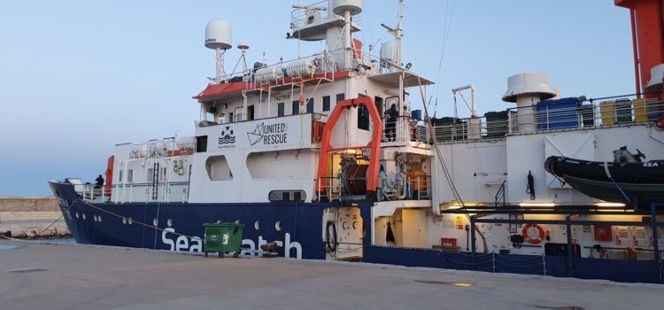 Fotos: el vaixell de rescat Sea Watch 4, atracat a Vinaròs