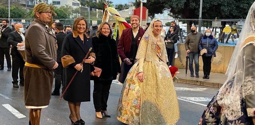 Autoridades en la ofrenda floral fallera de Benicarló