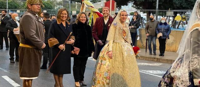 Autoridades en la ofrenda floral fallera de Benicarló