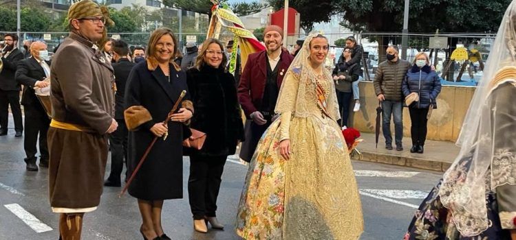 Autoridades en la ofrenda floral fallera de Benicarló