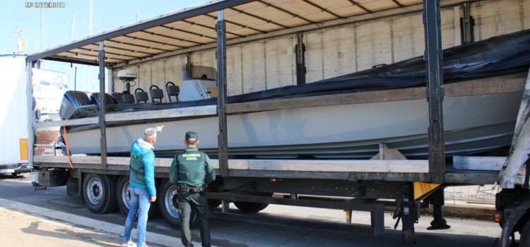 Incautada una nueva embarcación neumática “narcolancha”, que se encontraba oculta en un camión de gran tonelaje