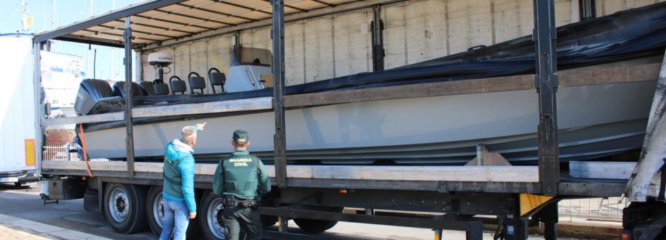 Incautada una nueva embarcación neumática “narcolancha”, que se encontraba oculta en un camión de gran tonelaje