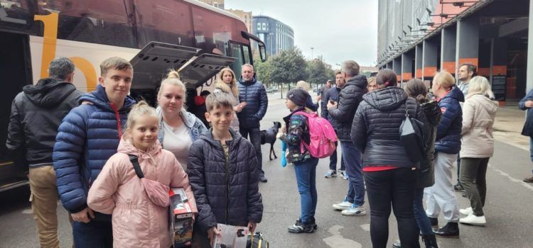 Un matrimonio de Morella consigue traerse desde Ucrania a tres familiares de su hijo adoptivo