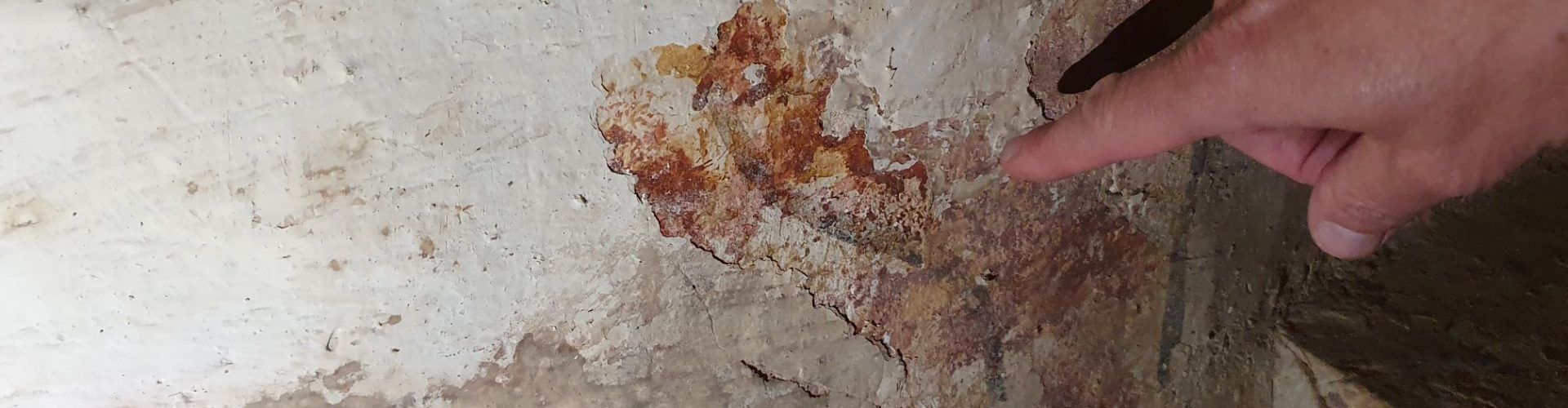 Unes cates descobreixen les pintures originals de les parets de l’ermita romànica de Vallibona