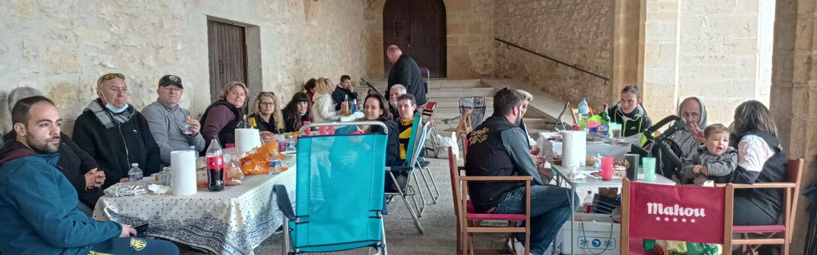 La comparsa Va que Xuta calienta motores con una paella en la ermita