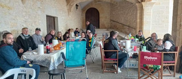 La comparsa Va que Xuta calienta motores con una paella en la ermita