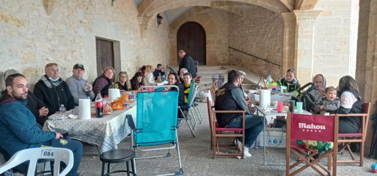 La comparsa Va que Xuta calienta motores con una paella en la ermita