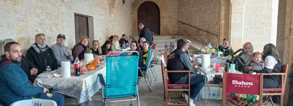 La comparsa Va que Xuta calienta motores con una paella en la ermita