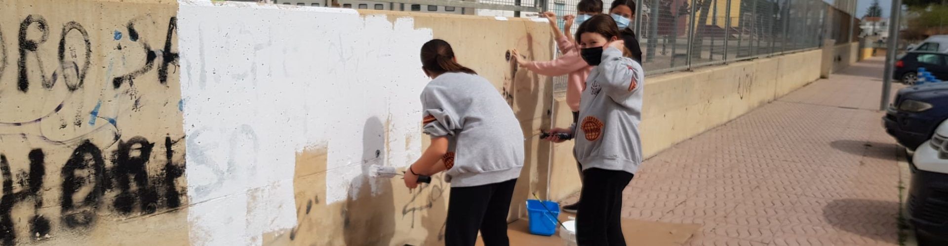 Fotos: Preparant la tanca del CEIP Sant Sebastià per a fer un mural