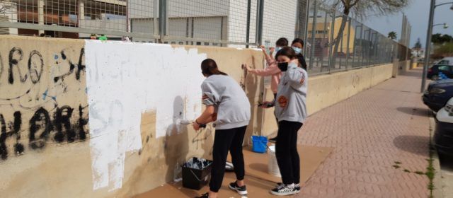 Fotos: Preparant la tanca del CEIP Sant Sebastià per a fer un mural