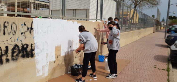 Fotos: Preparant la tanca del CEIP Sant Sebastià per a fer un mural