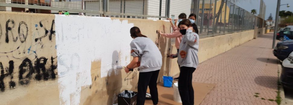 Fotos: Preparant la tanca del CEIP Sant Sebastià per a fer un mural