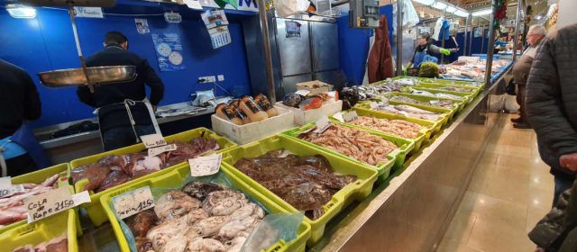 Flota pesquera parada: Falta de abastecimiento a pescaderías y restaurantes