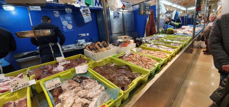 Flota pesquera parada: Falta de abastecimiento a pescaderías y restaurantes