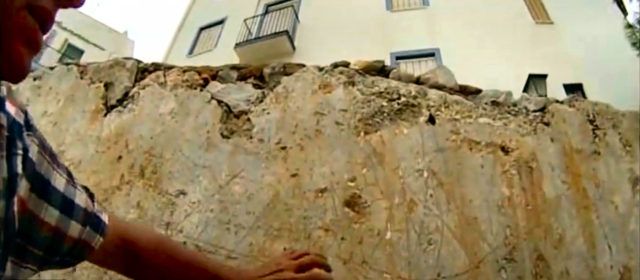 El Govern refreda una intervenció pròxima als grafitis de les muralles de Peníscola, malgrat els informes tècnics