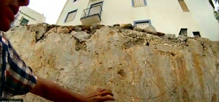 El Govern refreda una intervenció pròxima als grafitis de les muralles de Peníscola, malgrat els informes tècnics