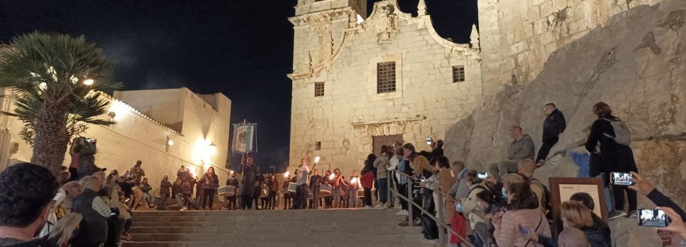 Peñíscola vive la vigilia pascual con “Sones de Pasión” a cargo de la Associació de Bombos i Tabals
