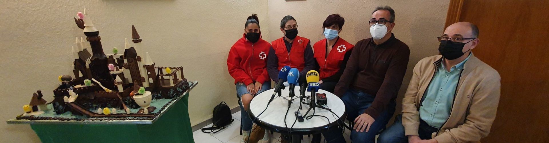 Vídeo i fotos: Monumental mona de xocolate per a Creu Roja