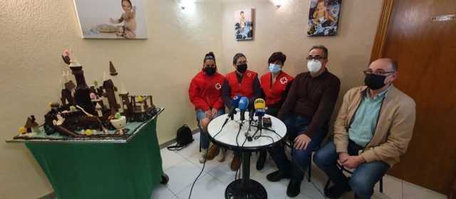 Vídeo i fotos: Monumental mona de xocolate per a Creu Roja