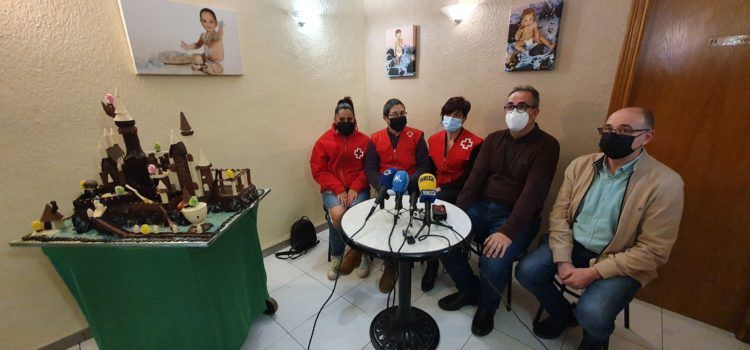 Vídeo i fotos: Monumental mona de xocolate per a Creu Roja