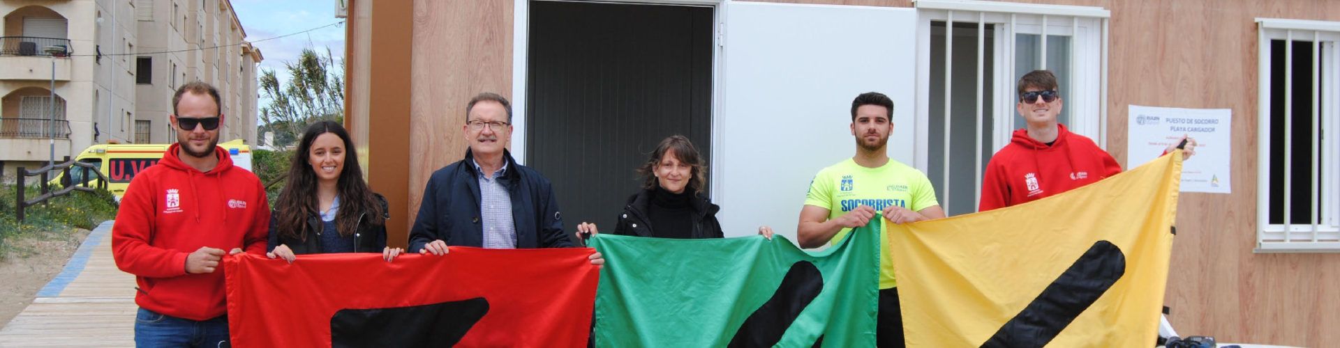 Les platges de Alcossebre, més inclusives gràcies a les banderes amb codi ColorADD