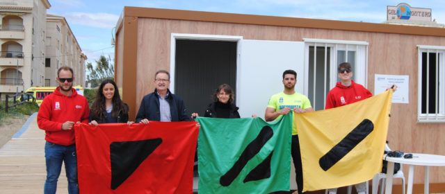 Les platges de Alcossebre, més inclusives gràcies a les banderes amb codi ColorADD