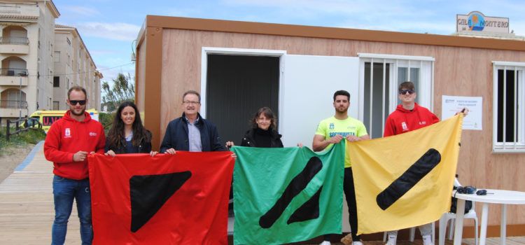 Les platges de Alcossebre, més inclusives gràcies a les banderes amb codi ColorADD