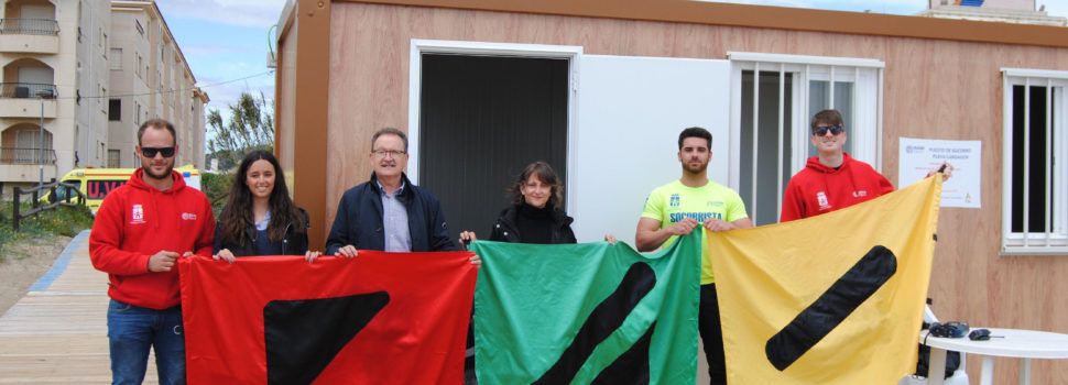 Les platges de Alcossebre, més inclusives gràcies a les banderes amb codi ColorADD