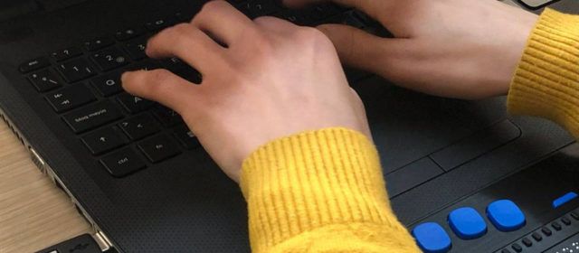 Una persona amb discapacitat visual s’incorpora a treballar a l’Ajuntament d’Amposta