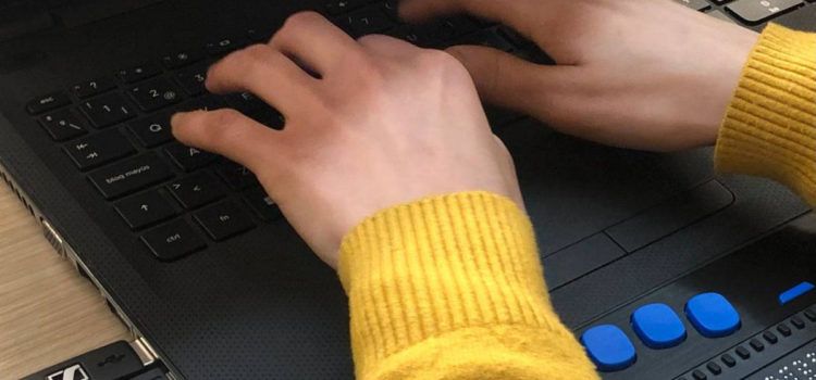 Una persona amb discapacitat visual s’incorpora a treballar a l’Ajuntament d’Amposta