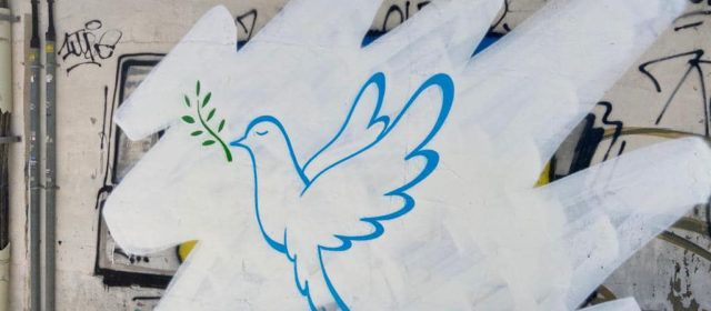Vinaròs tapa pintades contra Ucraïna amb dibuixos de coloms de la pau
