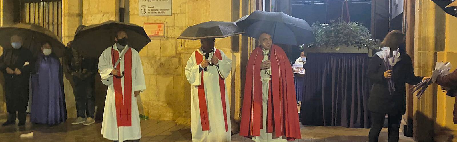 Vídeos i fotos: Processó de la Matinada, suspesa per la pluja