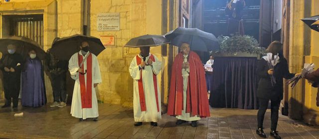 Vídeos i fotos: Processó de la Matinada, suspesa per la pluja