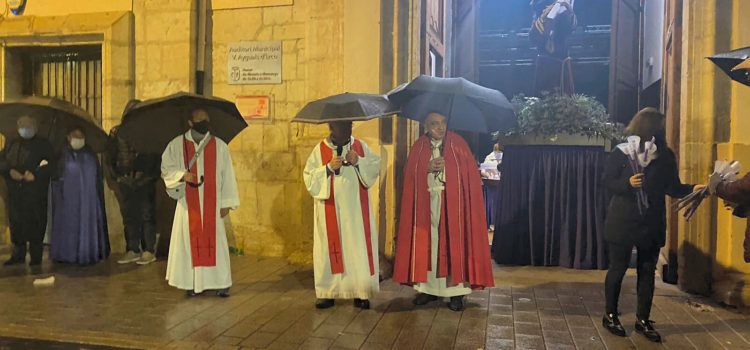 Vídeos i fotos: Processó de la Matinada, suspesa per la pluja