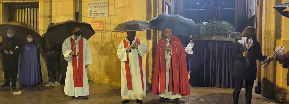 Vídeos i fotos: Processó de la Matinada, suspesa per la pluja