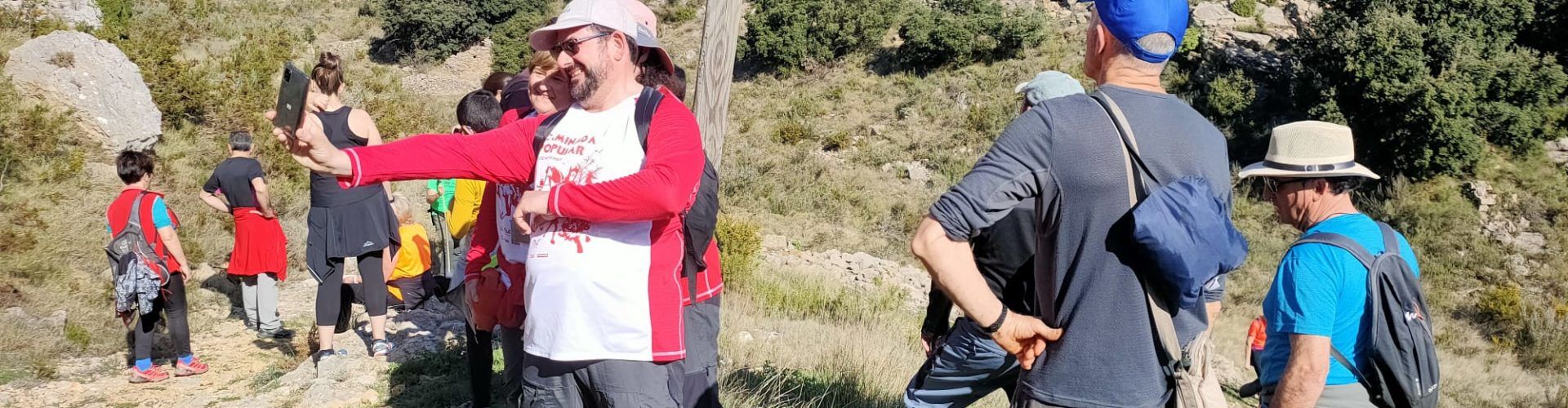 50 persones visiten la Cova d’En Tabustol de Benassal en una ruta senderista