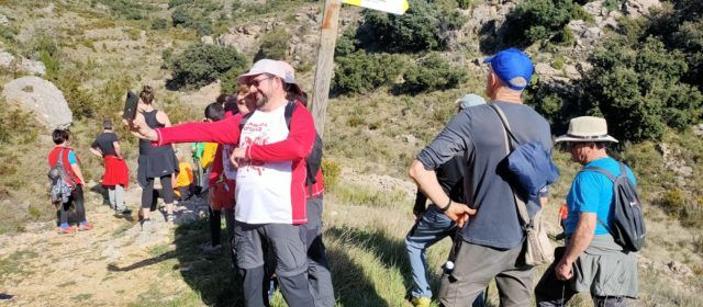 50 persones visiten la Cova d’En Tabustol de Benassal en una ruta senderista
