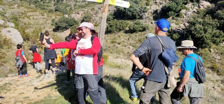 50 persones visiten la Cova d’En Tabustol de Benassal en una ruta senderista