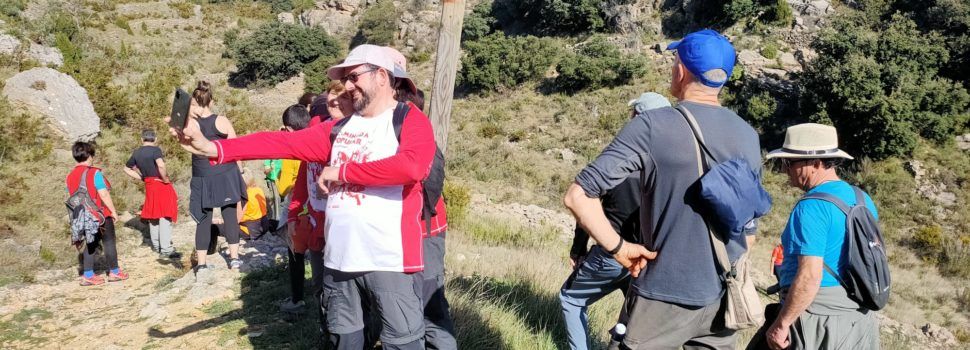 50 persones visiten la Cova d’En Tabustol de Benassal en una ruta senderista